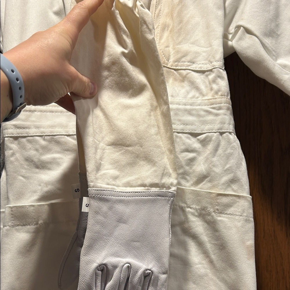Kids White Protective Beekeeper Suit with Gloves - Picture 2 of 9